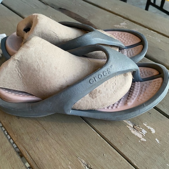 $19 clearance Crocs Flip Flop Sandals Women's 6 Pink Gray Slip On S16 - Picture 5 of 10
